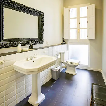 Luxurious For 9 People Recently Renovated In The Center Of Villa Barcelona
